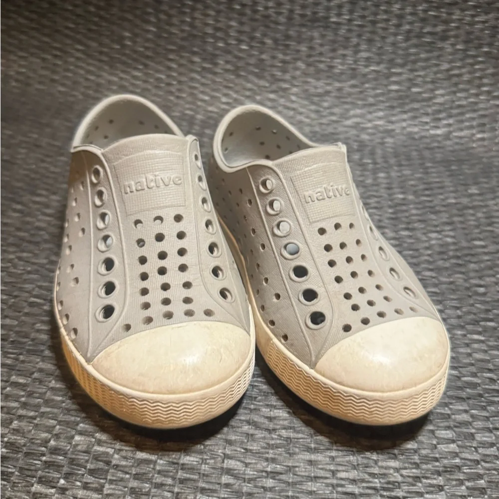 Native Kids Water Shoes in Light Gray
